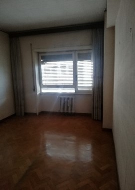Descrizione: Appartamento posto al piano sesto di 8 vani catastali + pertinenziale n.1 cantina. Mq. 166 mq totale escluse aree scoperte 161 mq. Identificativi catastali: ABITAZIONE Fg.827 p.lla 97 Sub.27; CANTINA Fg.827 p.lla 97 Sub.72