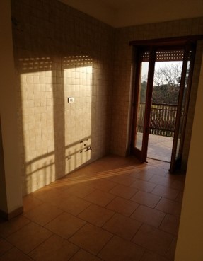 Descrizione: Appartamento posto al piano terzo di 8 vani catastali + pertinenziale n.1 cantina e n. 1 posto auto coperto. Mq. 182 mq totale escluse aree scoperte 172 mq. Identificativi catastali: ABITAZIONE Fg.424 P.lla 130 Sub.508; CANTINA Fg.424 P.lla 130 Sub.518; POSTO AUTO COPERTO Fg.424 P.lla 130 Sub.654
