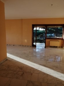 Descrizione: Appartamento posto al piano terzo di 8 vani catastali + pertinenziale n.1 cantina e n. 1 posto auto coperto. Mq. 182 mq totale escluse aree scoperte 172 mq. Identificativi catastali: ABITAZIONE Fg.424 P.lla 130 Sub.508; CANTINA Fg.424 P.lla 130 Sub.518; POSTO AUTO COPERTO Fg.424 P.lla 130 Sub.654