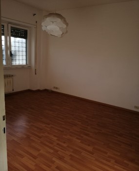 Descrizione: Appartamento posto su due livelli, piano terra e seminterrato di vani 6,5 con annesso giardino + pertinenziale n. 1 posto auto coperto. Mq. 133 mq totale escluse aree scoperte 118 mq. Identificativi catastali: ABITAZIONE FG.1113 P.lla 3887 Sub.632; POSTO AUTO COPERTO FG.1113 P.lla 3887 Sub.509