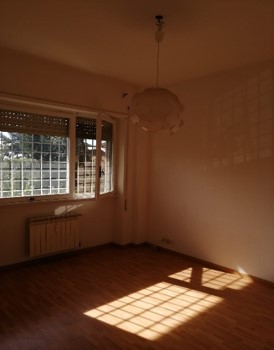 Descrizione: Appartamento posto su due livelli, piano terra e seminterrato di vani 6,5 con annesso giardino + pertinenziale n. 1 posto auto coperto. Mq. 133 mq totale escluse aree scoperte 118 mq. Identificativi catastali: ABITAZIONE FG.1113 P.lla 3887 Sub.632; POSTO AUTO COPERTO FG.1113 P.lla 3887 Sub.509