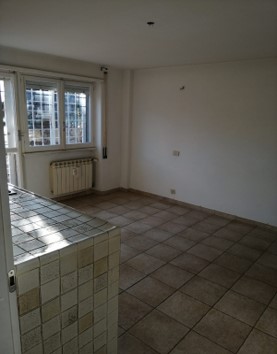 Descrizione: Appartamento posto su due livelli, piano terra e seminterrato di vani 6,5 con annesso giardino + pertinenziale n. 1 posto auto coperto. Mq. 133 mq totale escluse aree scoperte 118 mq. Identificativi catastali: ABITAZIONE FG.1113 P.lla 3887 Sub.632; POSTO AUTO COPERTO FG.1113 P.lla 3887 Sub.509