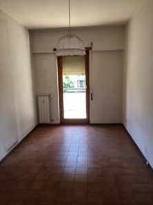 Descrizione: Appartamento posto al piano secondo di 5,5 vani catastali + pertinenziale n. 1 posto auto coperto. Mq. 102 mq totale escluse aree scoperte 95 mq. Identificativi catastali: ABITAZIONE Fg.863 P.lla 226 Sub.20,POSTO AUTO COPERTO Fg. 863 P.lla 226 Sub.59