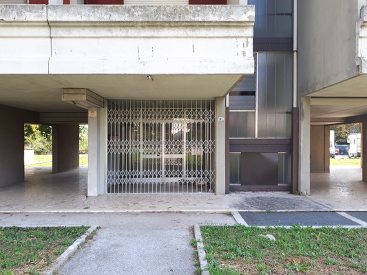 Palazzina alloggi costituita da un unico corpo di fabbrica ad uso residenziale alla quale si accede da due distinti corpi scala. Il fabbricato, con pianta rettangolare, si sviluppa su 7 piani fuori terra che ospitano 31 unità abitative, unitamente ad un piano pilotis adibito a porticato e spazi di manovra. Il piano seminterrato è adibito ad autorimessa e cantine.Il complesso alloggiativo è dotato di un'ampia corte esterna (giardino, camminamenti). Risultano di pertinenza 31 autorimesse, 31 cantine, ampia corte esterna adibita a giardino. Identificativi catastali Foglio 65, Part.1653.+