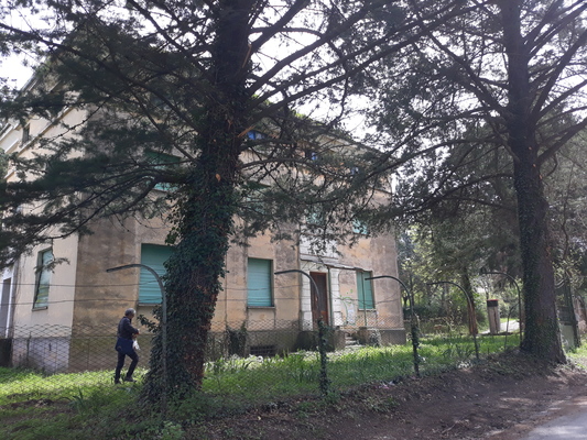 Palazzina alloggi ad uso residenziale, a base rettangolare, costituita da 2 piani fuori terra che ospitano 2 unità abitative, unitamente ad un piano seminterrato adibito a cantine e locali sottotetto. L'intero complesso alloggiativo è dotato di una vasta area scoperta di pertinenza esclusiva completamente recintata. Risultano di pertinenza 2 cantine, 1 locale deposito, 2 locali sottotetto e vasta corte esclusiva recintata. Identificativi catastali Foglio 159, Part.48.