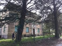 Palazzina alloggi ad uso residenziale, a base rettangolare, costituita da 2 piani fuori terra che ospitano 2 unità abitative, unitamente ad un piano seminterrato adibito a cantine e locali sottotetto. L'intero complesso alloggiativo è dotato di una vasta area scoperta di pertinenza esclusiva completamente recintata. Risultano di pertinenza 2 cantine, 1 locale deposito, 2 locali sottotetto e vasta corte esclusiva recintata. Identificativi catastali Foglio 159, Part.48.