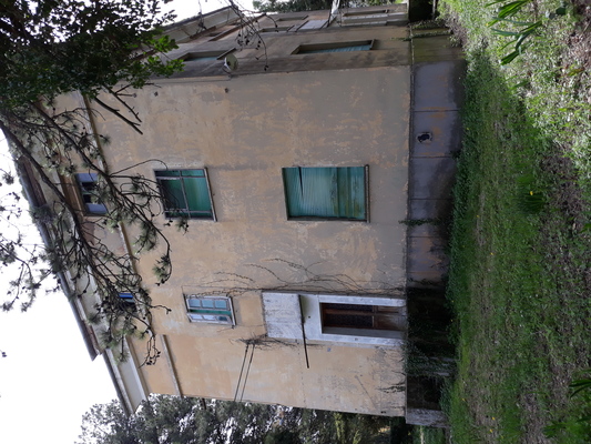 Palazzina alloggi ad uso residenziale, a base rettangolare, costituita da 2 piani fuori terra che ospitano 2 unità abitative, unitamente ad un piano seminterrato adibito a cantine e locali sottotetto. L'intero complesso alloggiativo è dotato di una vasta area scoperta di pertinenza esclusiva completamente recintata. Risultano di pertinenza 2 cantine, 1 locale deposito, 2 locali sottotetto e vasta corte esclusiva recintata. Identificativi catastali Foglio 159, Part.48.