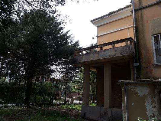 Palazzina alloggi ad uso residenziale, a base rettangolare, costituita da 2 piani fuori terra che ospitano 2 unità abitative, unitamente ad un piano seminterrato adibito a cantine e locali sottotetto. L'intero complesso alloggiativo è dotato di una vasta area scoperta di pertinenza esclusiva completamente recintata. Risultano di pertinenza 2 cantine, 1 locale deposito, 2 locali sottotetto e vasta corte esclusiva recintata. Identificativi catastali Foglio 159, Part.48.