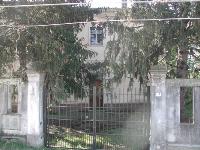 Complesso alloggiativo costituito da due corpi di fabbrica, uno dei quali adibito a residenziale e l'altro a box auto e locali deposito. L'edificio residenziale, a base quadrata, si sviluppa su 2 piani fuori terra che ospitano 2 unità abitative, unitamente ad un piano interrato adibito a cantine (n. 2 locali cantina). Il secondo corpo di fabbrica, a base rettangolare, si sviluppa su un unico piano fuori terra ed è costituito da numero 3 box auto e numero 2 locali deposito. L'intero complesso alloggiativo è dotato di una vasta area esterna di pertinenza esclusiva completamente recintata. Risultano di pertinenza 4 locali deposito, 3 box auto. Identificativi catastali Foglio 20, Part.162.