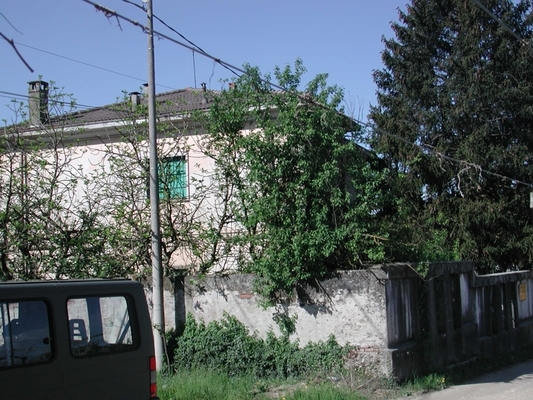 Complesso alloggiativo costituito da due corpi di fabbrica, uno dei quali adibito a residenziale e l'altro a box auto e locali deposito. L'edificio residenziale, a base quadrata, si sviluppa su 2 piani fuori terra che ospitano 2 unità abitative, unitamente ad un piano interrato adibito a cantine (n. 2 locali cantina). Il secondo corpo di fabbrica, a base rettangolare, si sviluppa su un unico piano fuori terra ed è costituito da numero 3 box auto e numero 2 locali deposito. L'intero complesso alloggiativo è dotato di una vasta area esterna di pertinenza esclusiva completamente recintata. Risultano di pertinenza 4 locali deposito, 3 box auto. Identificativi catastali Foglio 20, Part.162.