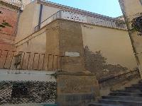Magazzino-deposito sito in Regalbuto (EN), Vico San Francesco n.5, piano terra, della superficie di mq.38 circa, con piccolo wc. Le pareti sono in parte intonacate, in parte con muratura a faccia vista. Il solaio di copertura è in parte a volte reali, in parte con ossatura in legno. Confinante: con cortile comune su un lato e con proprietà di altri sugli altri lati, salvi altri.
