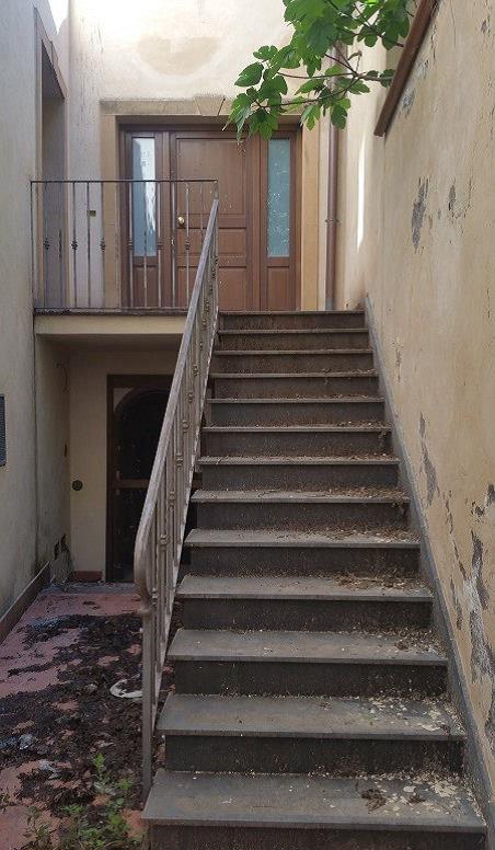 Magazzino-deposito sito in Regalbuto (EN), Vico San Francesco n.5, piano terra, della superficie di mq.38 circa, con piccolo wc. Le pareti sono in parte intonacate, in parte con muratura a faccia vista. Il solaio di copertura è in parte a volte reali, in parte con ossatura in legno. Confinante: con cortile comune su un lato e con proprietà di altri sugli altri lati, salvi altri.