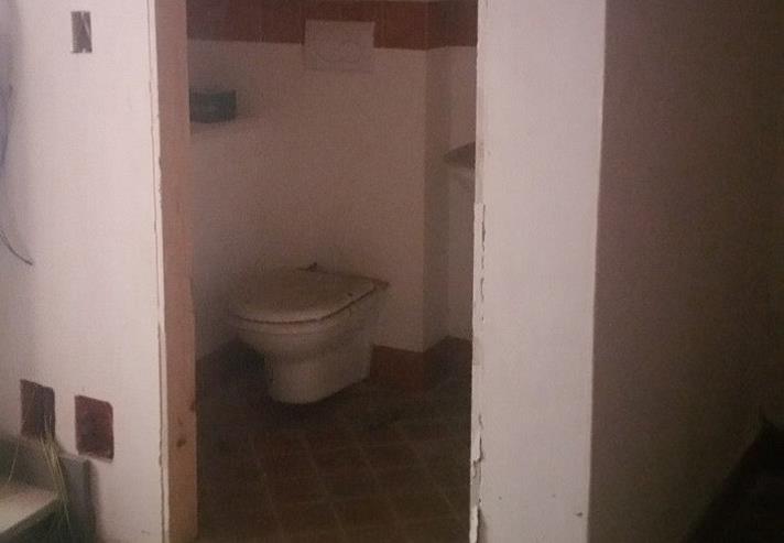 Magazzino-deposito sito in Regalbuto (EN), Vico San Francesco n.5, piano terra, della superficie di mq.38 circa, con piccolo wc. Le pareti sono in parte intonacate, in parte con muratura a faccia vista. Il solaio di copertura è in parte a volte reali, in parte con ossatura in legno. Confinante: con cortile comune su un lato e con proprietà di altri sugli altri lati, salvi altri.