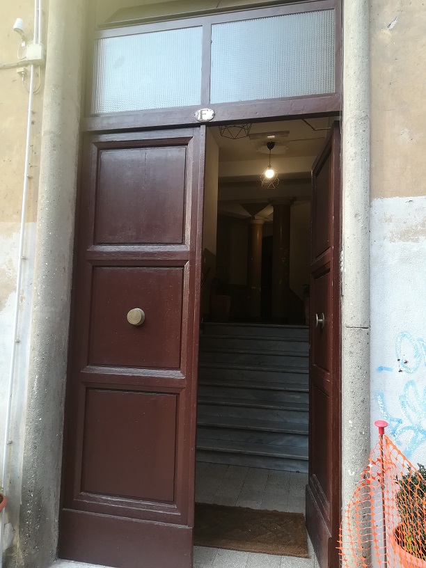 APPARTAMENTO INT.2 DI 2,5 VANI SENZA ASCENSORE e LOGGIA di pertinenza. Identificativi catastali [N.C.E.U.] cat. A/4, fg. 589, part. 75, sub. 87