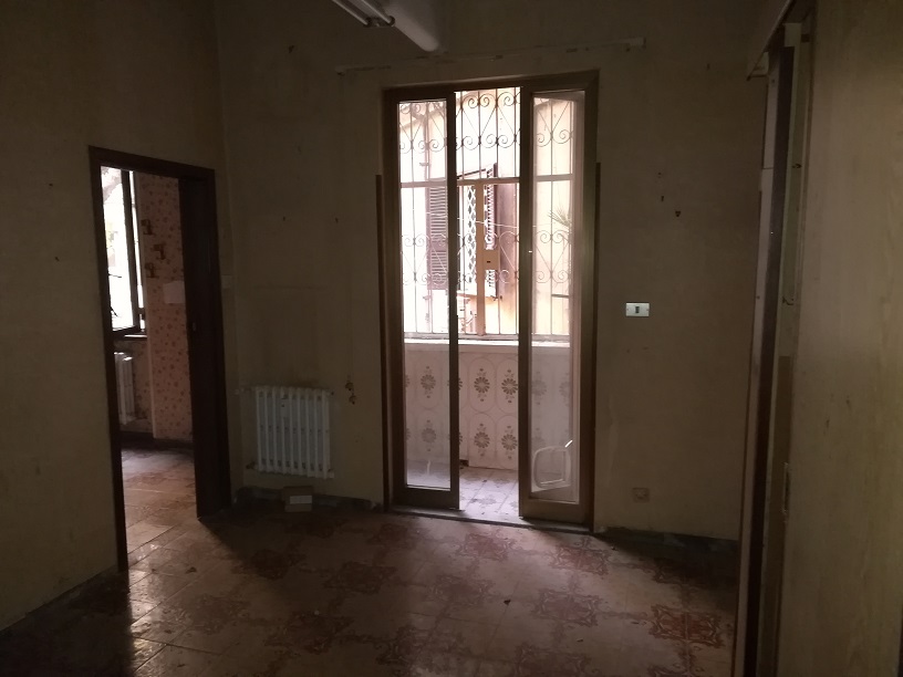 APPARTAMENTO INT.2 DI 2,5 VANI SENZA ASCENSORE e LOGGIA di pertinenza. Identificativi catastali [N.C.E.U.] cat. A/4, fg. 589, part. 75, sub. 87