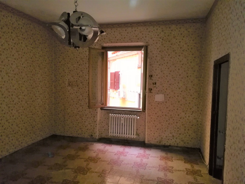 APPARTAMENTO INT.2 DI 2,5 VANI SENZA ASCENSORE e LOGGIA di pertinenza. Identificativi catastali [N.C.E.U.] cat. A/4, fg. 589, part. 75, sub. 87