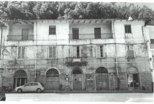 Immobile costituito da un fabbricato libero, posto nel Comune di Seravezza, piazza Mazzini, 4, 13, 17 e 23, elevato su tre piani fuori terra, composto da 4 abitazioni, 1 ad uso ufficio, 3 negozi ed 1 garage, meglio descritto nella perizia.