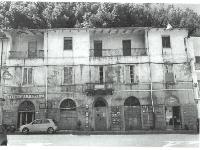 Immobile costituito da un fabbricato libero, posto nel Comune di Seravezza, piazza Mazzini, 4, 13, 17 e 23, elevato su tre piani fuori terra, composto da 4 abitazioni, 1 ad uso ufficio, 3 negozi ed 1 garage, meglio descritto nella perizia.