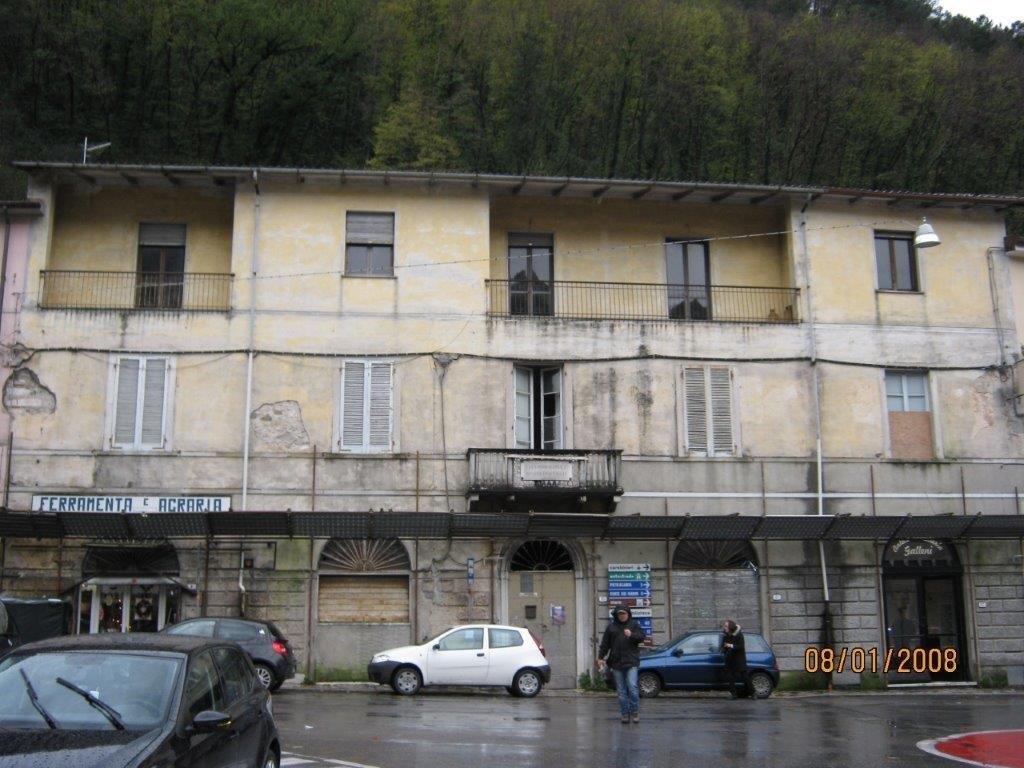 Immobile costituito da un fabbricato libero, posto nel Comune di Seravezza, piazza Mazzini, 4, 13, 17 e 23, elevato su tre piani fuori terra, composto da 4 abitazioni, 1 ad uso ufficio, 3 negozi ed 1 garage, meglio descritto nella perizia.