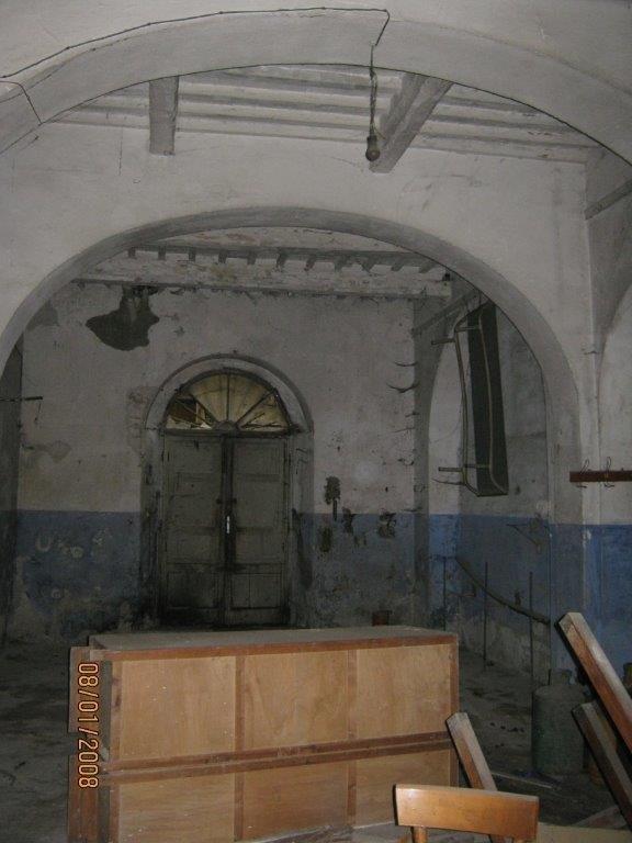 Immobile costituito da un fabbricato libero, posto nel Comune di Seravezza, piazza Mazzini, 4, 13, 17 e 23, elevato su tre piani fuori terra, composto da 4 abitazioni, 1 ad uso ufficio, 3 negozi ed 1 garage, meglio descritto nella perizia.