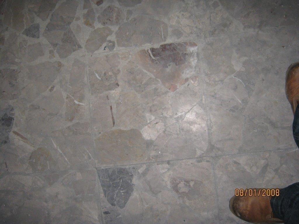 Immobile costituito da un fabbricato libero, posto nel Comune di Seravezza, piazza Mazzini, 4, 13, 17 e 23, elevato su tre piani fuori terra, composto da 4 abitazioni, 1 ad uso ufficio, 3 negozi ed 1 garage, meglio descritto nella perizia.