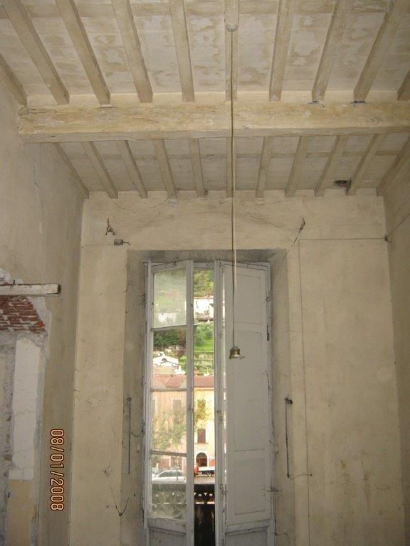 Immobile costituito da un fabbricato libero, posto nel Comune di Seravezza, piazza Mazzini, 4, 13, 17 e 23, elevato su tre piani fuori terra, composto da 4 abitazioni, 1 ad uso ufficio, 3 negozi ed 1 garage, meglio descritto nella perizia.