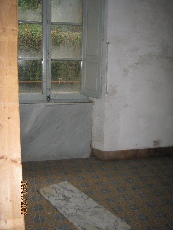Immobile costituito da un fabbricato libero, posto nel Comune di Seravezza, piazza Mazzini, 4, 13, 17 e 23, elevato su tre piani fuori terra, composto da 4 abitazioni, 1 ad uso ufficio, 3 negozi ed 1 garage, meglio descritto nella perizia.