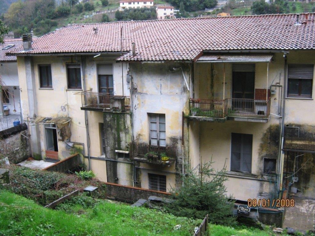 Immobile costituito da un fabbricato libero, posto nel Comune di Seravezza, piazza Mazzini, 4, 13, 17 e 23, elevato su tre piani fuori terra, composto da 4 abitazioni, 1 ad uso ufficio, 3 negozi ed 1 garage, meglio descritto nella perizia.