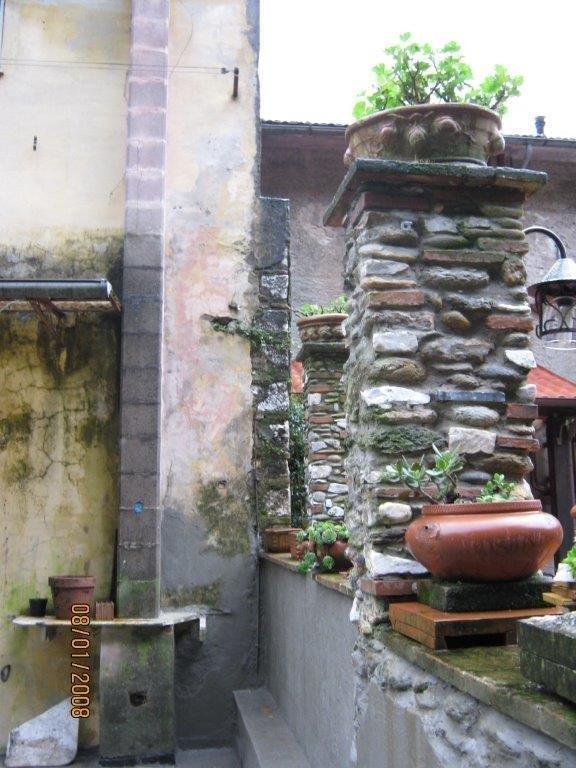 Immobile costituito da un fabbricato libero, posto nel Comune di Seravezza, piazza Mazzini, 4, 13, 17 e 23, elevato su tre piani fuori terra, composto da 4 abitazioni, 1 ad uso ufficio, 3 negozi ed 1 garage, meglio descritto nella perizia.