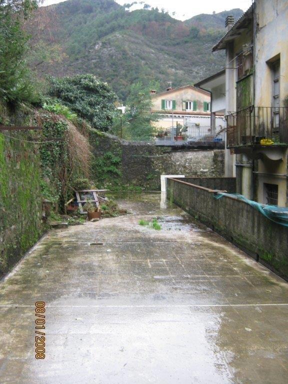 Immobile costituito da un fabbricato libero, posto nel Comune di Seravezza, piazza Mazzini, 4, 13, 17 e 23, elevato su tre piani fuori terra, composto da 4 abitazioni, 1 ad uso ufficio, 3 negozi ed 1 garage, meglio descritto nella perizia.