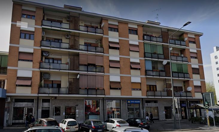 Negozio ad una vetrina posta al piano terra con accesso principale da Viale Monza e secondario dal cortile interno del fabbricato, composto da una superficie di vendita principale con retro e servizi igienici esclusivi. . Identificativi Catastali [N.C.E.U.] Foglio 56 Particella 253 Sub. 718