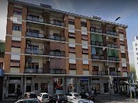 Negozio ad una vetrina posta al piano terra con accesso principale da Viale Monza e secondario dal cortile interno del fabbricato, composto da una superficie di vendita principale con retro e servizi igienici esclusivi. . Identificativi Catastali [N.C.E.U.] Foglio 56 Particella 253 Sub. 718
