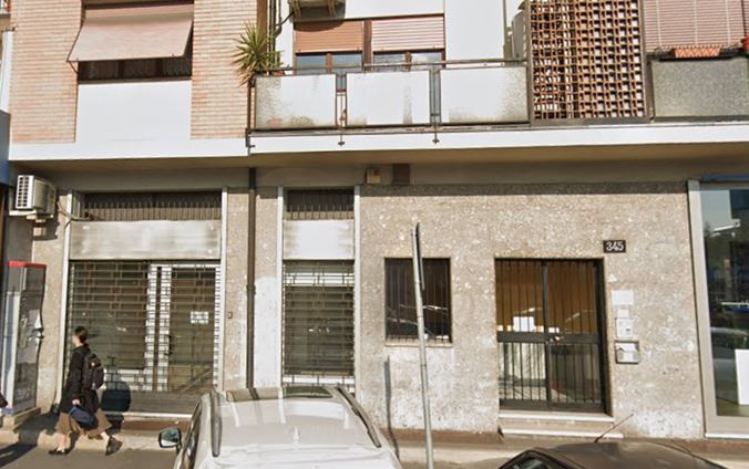 Negozio ad una vetrina posta al piano terra con accesso principale da Viale Monza e secondario dal cortile interno del fabbricato, composto da una superficie di vendita principale con retro e servizi igienici esclusivi. . Identificativi Catastali [N.C.E.U.] Foglio 56 Particella 253 Sub. 718
