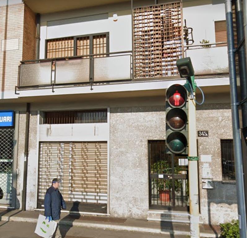Negozio ad una vetrina posta al piano terra con accesso principale da Viale Monza e secondario dal cortile interno del fabbricato, composto da una superficie di vendita principale con retro e servizi igienici esclusivi. . Identificativi Catastali [N.C.E.U.] Foglio 56 Particella 253 Sub. 718
