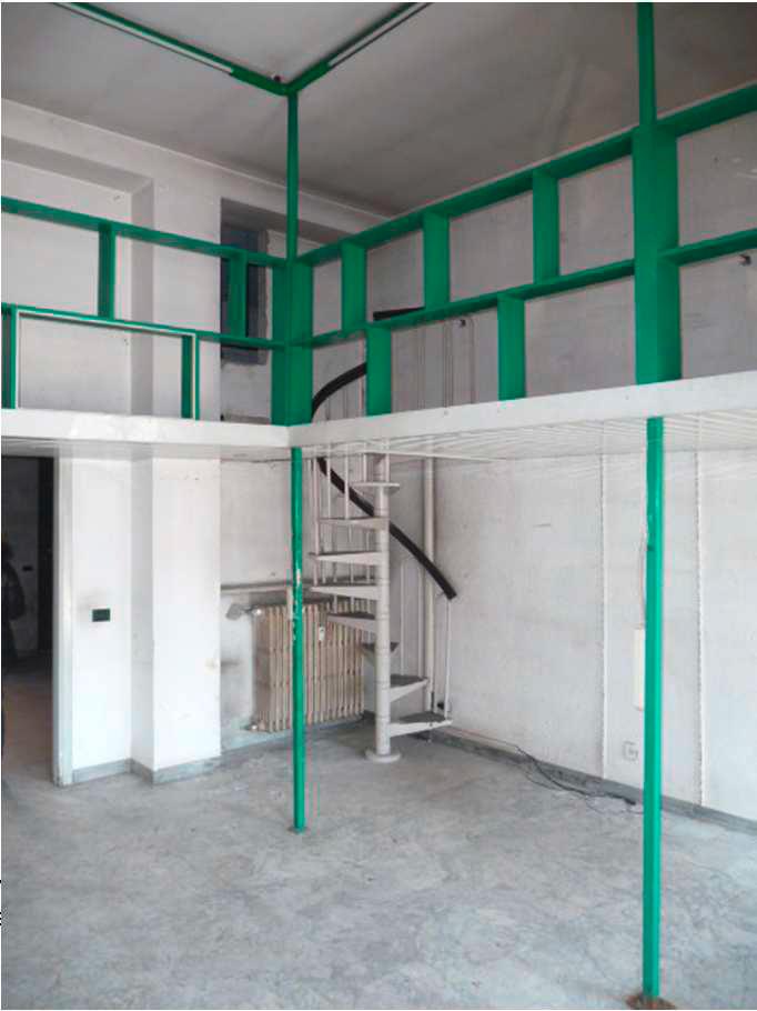 Negozio ad una vetrina posta al piano terra con accesso principale da Viale Monza e secondario dal cortile interno del fabbricato, composto da una superficie di vendita principale con retro e servizi igienici esclusivi. . Identificativi Catastali [N.C.E.U.] Foglio 56 Particella 253 Sub. 718
