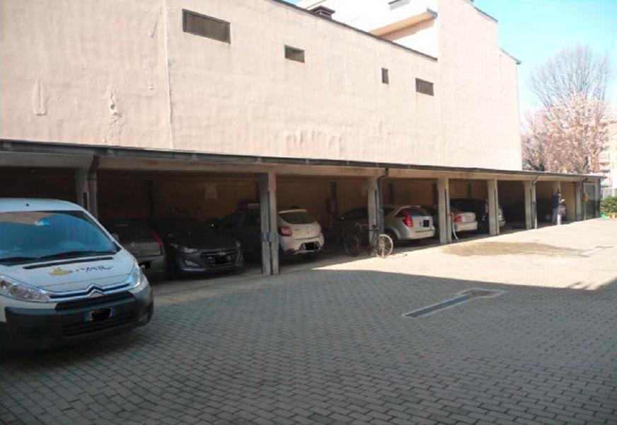 Negozio ad una vetrina posta al piano terra con accesso principale da Viale Monza e secondario dal cortile interno del fabbricato, composto da una superficie di vendita principale con retro e servizi igienici esclusivi. . Identificativi Catastali [N.C.E.U.] Foglio 56 Particella 253 Sub. 718