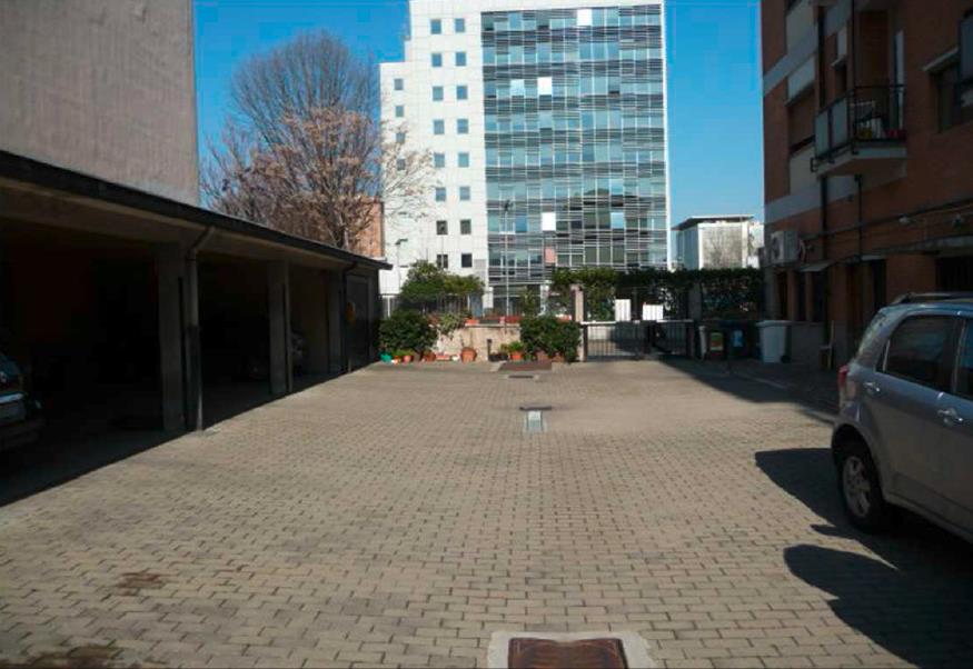 Negozio ad una vetrina posta al piano terra con accesso principale da Viale Monza e secondario dal cortile interno del fabbricato, composto da una superficie di vendita principale con retro e servizi igienici esclusivi. . Identificativi Catastali [N.C.E.U.] Foglio 56 Particella 253 Sub. 718