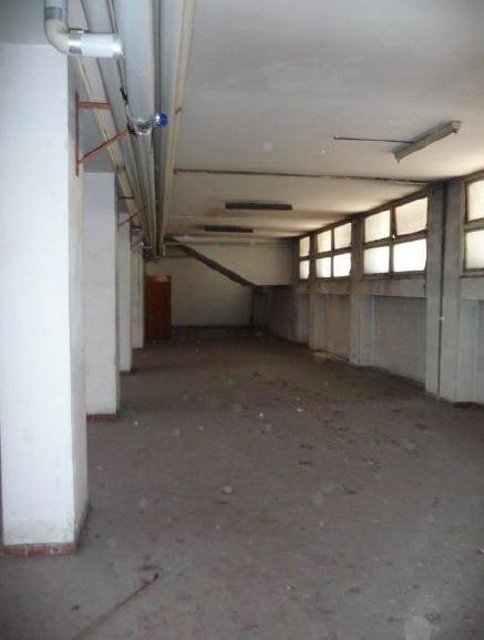 Magazzino posto al piano S1;  Il locale catastalmente risulta censito con due subalterni distinti (fg.513, map171, sub757 e fg. 513, map.19, sub33); allo stato attuale i due subalterni formano un unico locale.. Identificativi Catastali [N.C.E.U.] Foglio 513 Particella 171 Sub. 757
Foglio 513 Particella 19 Sub. 33