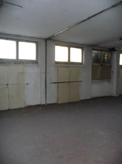 Magazzino posto al piano S1;  Il locale catastalmente risulta censito con due subalterni distinti (fg.513, map171, sub757 e fg. 513, map.19, sub33); allo stato attuale i due subalterni formano un unico locale.. Identificativi Catastali [N.C.E.U.] Foglio 513 Particella 171 Sub. 757
Foglio 513 Particella 19 Sub. 33