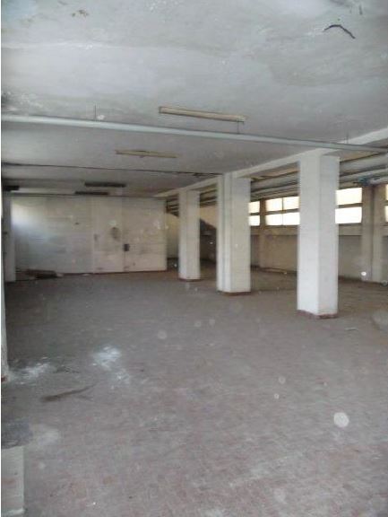Magazzino posto al piano S1;  Il locale catastalmente risulta censito con due subalterni distinti (fg.513, map171, sub757 e fg. 513, map.19, sub33); allo stato attuale i due subalterni formano un unico locale.. Identificativi Catastali [N.C.E.U.] Foglio 513 Particella 171 Sub. 757
Foglio 513 Particella 19 Sub. 33