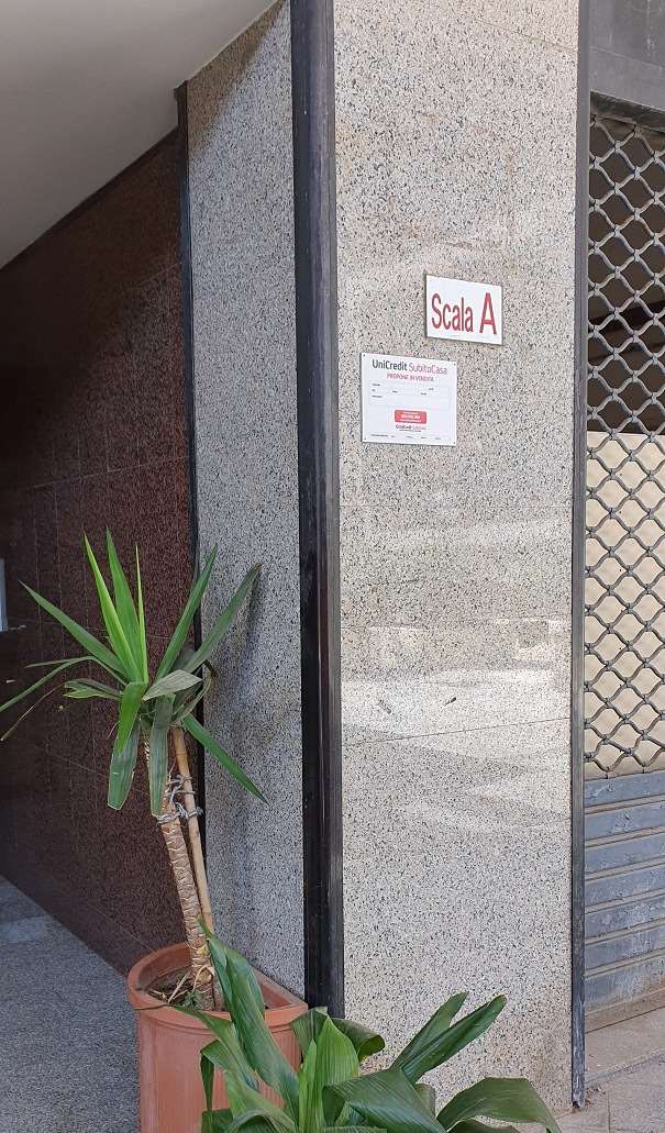 Negozio piano terra con WC ed antibagno. Identificativi Catastali [N.C.E.U.] Sez. VIC - foglio 7 - p.lla 169 - sub 117 - cat C/1