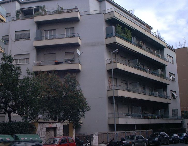 Unità immobiliare composto da ingresso, ripostiglio, disimpegno, cucina abitabile, bagno, due vani e due balconi. Identificativi Catastali [N.C.E.U.] FOGLIO 379; Part. 107; SUB 512.