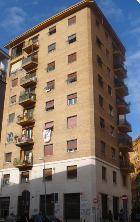 Locale costituito da un ambiente con quattro vetrine su strada al Piano Terra con bagno e comunicante, tramite scala interna, con un ambiente al Piano S1. Identificativi Catastali [N.C.E.U.] FOGLIO 564; Part. 163; SUB 5.