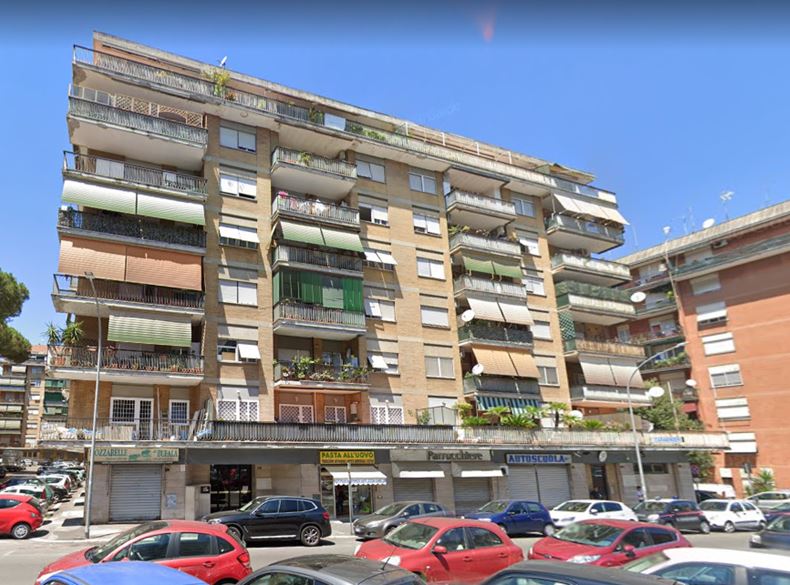 Locale costituito da un ambiente principale al Piano Terra con antibagno e bagno e quattro vetrine su strada. Identificativi Catastali [N.C.E.U.] FOGLIO 956; Part. 410; SUB 1.