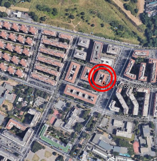 Locale costituito da un ambiente principale al Piano Terra con antibagno e bagno e quattro vetrine su strada. Identificativi Catastali [N.C.E.U.] FOGLIO 956; Part. 410; SUB 1.