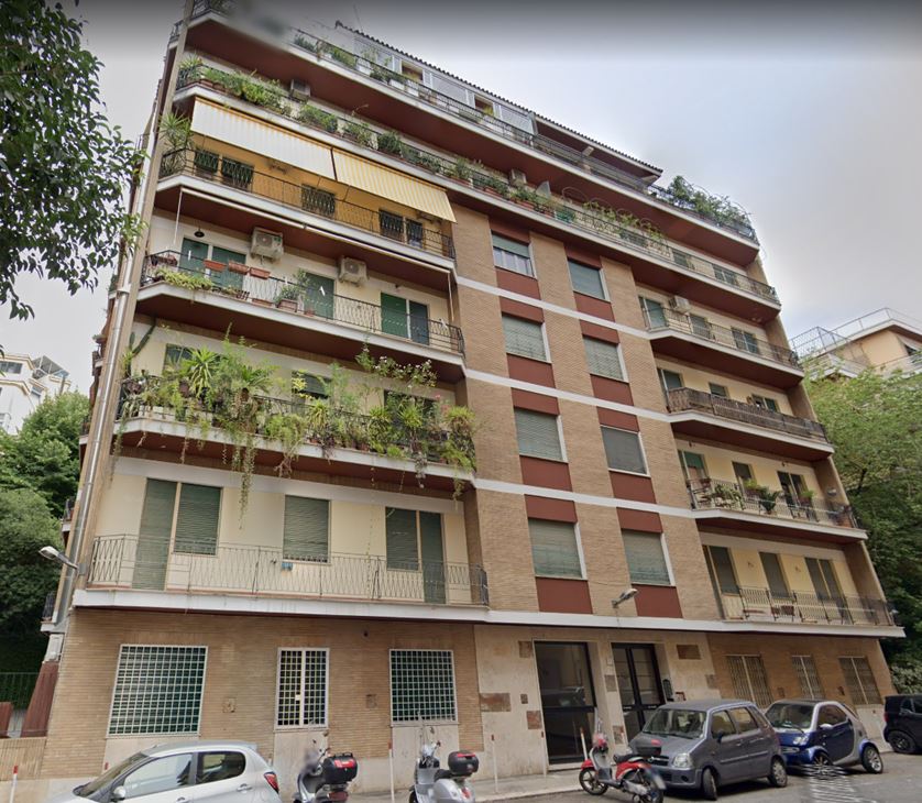 Unità immobiliare composta da tre ingressi, con disimpegni, diversi bagni, 24 vani, diversi balconi e un giardino. Identificativi Catastali [N.C.E.U.] FOGLIO 239; Part. 158; SUB 501.
