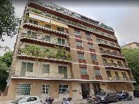 Unità immobiliare composta da tre ingressi, con disimpegni, diversi bagni, 24 vani, diversi balconi e un giardino. Identificativi Catastali [N.C.E.U.] FOGLIO 239; Part. 158; SUB 501.