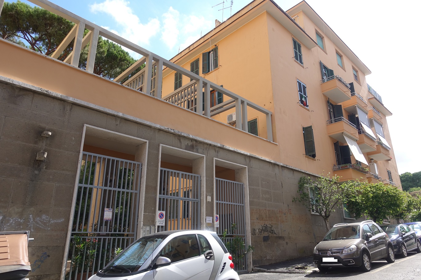 APPARTAMENTO INT.5 DI 3,5 VANI SENZA ASCENSORE E BALCONE. Dati Catastali [N.C.E.U.] cat.A/3, fg. 448, part. 228, sub. 20