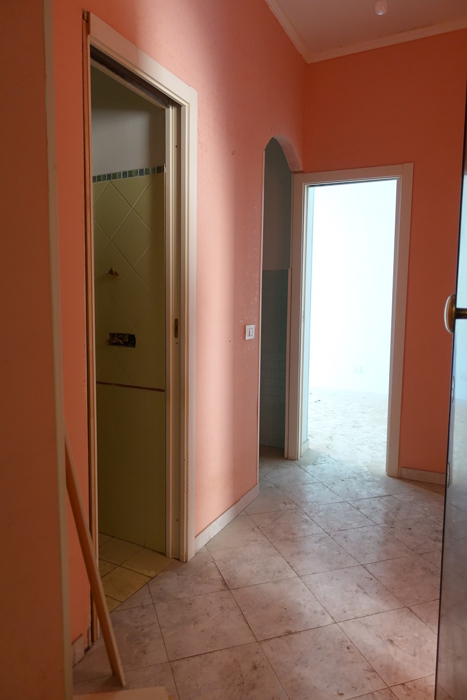 APPARTAMENTO INT.5 DI 3,5 VANI SENZA ASCENSORE E BALCONE. Dati Catastali [N.C.E.U.] cat.A/3, fg. 448, part. 228, sub. 20