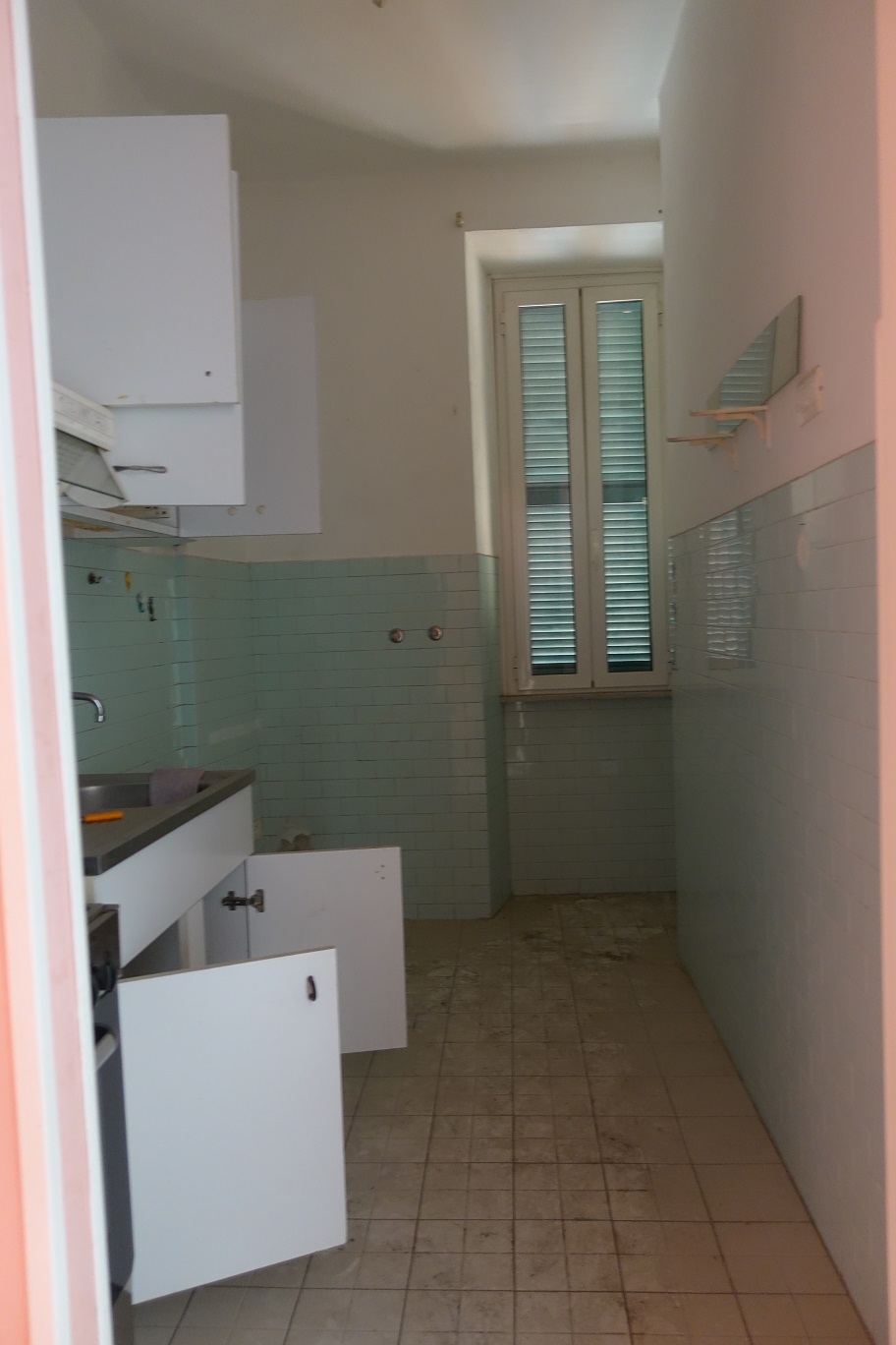 APPARTAMENTO INT.5 DI 3,5 VANI SENZA ASCENSORE E BALCONE. Dati Catastali [N.C.E.U.] cat.A/3, fg. 448, part. 228, sub. 20